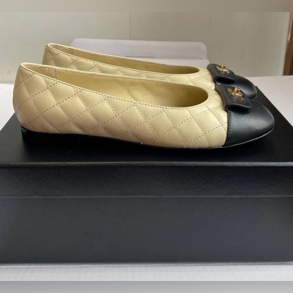 CHANEL Cream and Black Quilted Ballerina Flats 37/7 - Picture 2 of 14